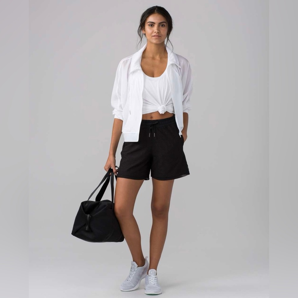 Lululemon Mesh On Mesh Short (5") Black - Size 6